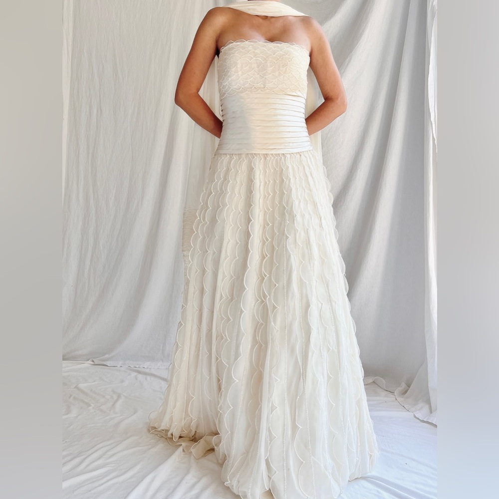 SOLD 🎂 vintage scalloped wedding dress